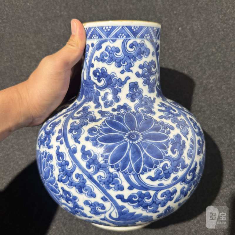 清康熙 青花缠枝莲纹天球瓶 - 图6